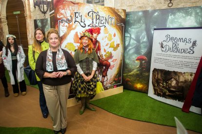 La alcaldesa de Burgos, Cristina Ayala, en la inauguración del salón junto a la responsable de Cultura, Marta Alegría.