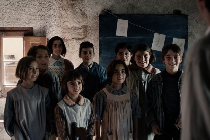 En la imagen, los jóvenes actores que interpretan al alumnado de Benaiges.