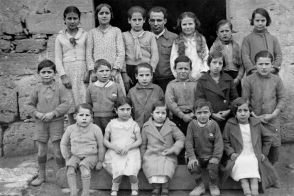 La icónica foto de Benaiges y sus alumnos en la puerta de la Escuela.