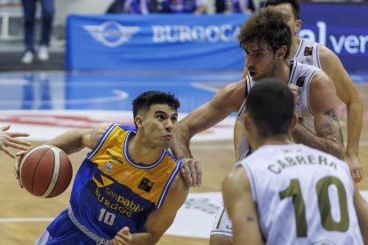 Gesto de poder de Corbalán que trata de zafarse de varios contrarios.