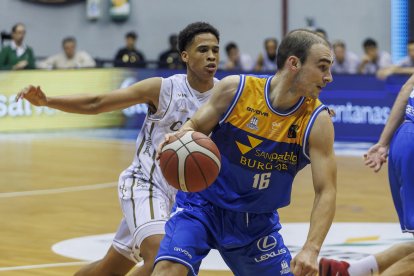 Millán Jiménez avanza con el balón.
