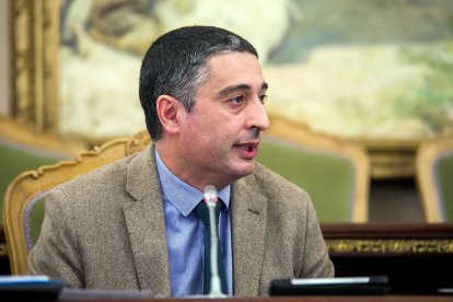 El diputado de Hacienda, Jorge Castro, durante su intervención en el pleno de presupuestos.