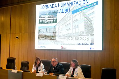 La gerente del HUBU, Ana Fernández Eroles, el consejero de Sanidad, Alejandro Vázquez, y la presidenta de la Comisión de Humanización del HUBU, Amaya Jiménez, en la inauguración de las jornadas.
