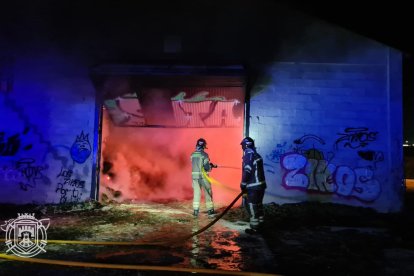 Los Bomberos intervenían anoche en la nave incendiada.