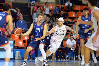 Imagen del partido entre el Grupo Ureta Tizona y Grupo Alega Cantabria.