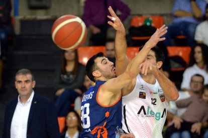 Imagen del partido entre el Grupo Ureta Tizona y Grupo Alega Cantabria.