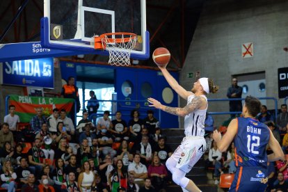 Imagen del partido entre el Grupo Ureta Tizona y Grupo Alega Cantabria.