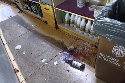 Destrozos provocados por los agresores en el Bar Moral.