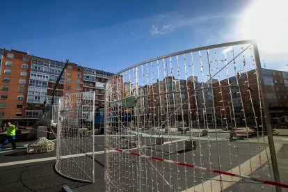 Montaje de uno de los elementos decorativos en la plaza Santiago de Burgos.
