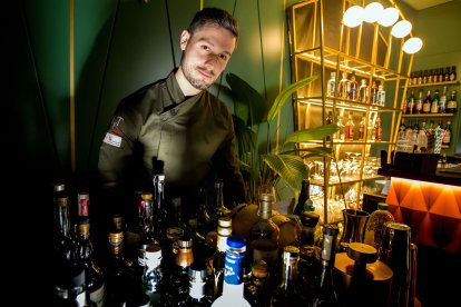 Max Vázquez, coctelero de 'Paquita Mariví', en pleno proceso de creación.