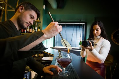 Max Vázquez, de 'Paquita Mariví', y Anaís Pérez, en el proceso de grabación para la Escuela de Hostelería y Turismo La Flora.