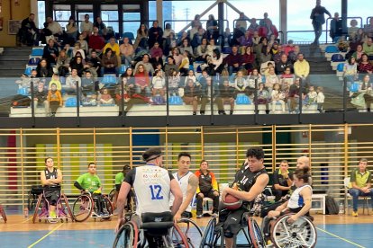 Esparza, con balón, intenta deshacerse de Cristian.