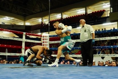 Dos golpes rapidísimos de Yazid Ezzaidani sobrevolaron a su rival, noqueado ya tras el soberbio uppercut que había recibido momentos antes.