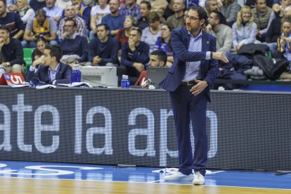 Lolo Encinas da instrucciones durante el partido.