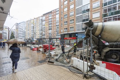 Estado de las obras de peatonalización a principios de diciembre de la calle Francisco Grandmontagne en Burgos.