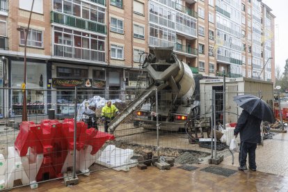 Estado de las obras de peatonalización a principios de diciembre de la calle Francisco Grandmontagne en Burgos.