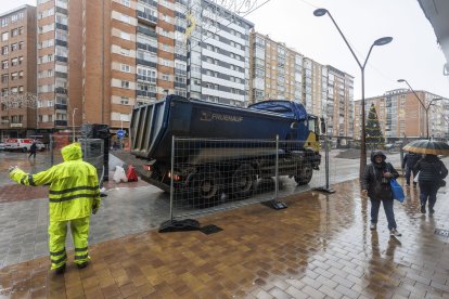 Estado de las obras de peatonalización a principios de diciembre de la calle Francisco Grandmontagne en Burgos.