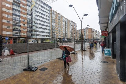 Estado de las obras de peatonalización a principios de diciembre de la calle Francisco Grandmontagne en Burgos.