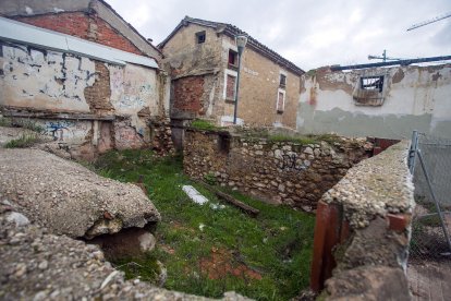 Detalles de viviendas abandonadas, solares vallados y alguna que otra casa rehabilitada.