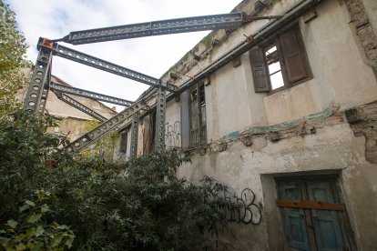 Detalles de viviendas abandonadas, solares vallados y alguna que otra casa rehabilitada.