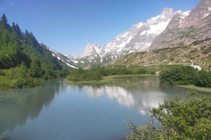 Uno de los impresionantes paisajes en la cordillera de Los Alpes.
