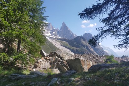 Uno de los impresionantes paisajes en la cordillera de Los Alpes.