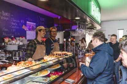 Lucas y Rafa en un momento del vermú del domingo.