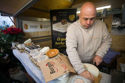 La Feria de Navidad se ubica en la plaza del Rey San Fernando.