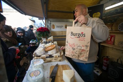 La Feria de Navidad se ubica en la plaza del Rey San Fernando.