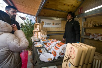 La Feria de Navidad se ubica en la plaza del Rey San Fernando.