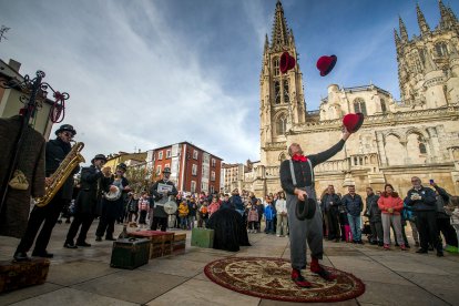 La Feria de Navidad se ubica en la plaza del Rey San Fernando.