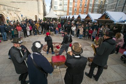 La Feria de Navidad se ubica en la plaza del Rey San Fernando.