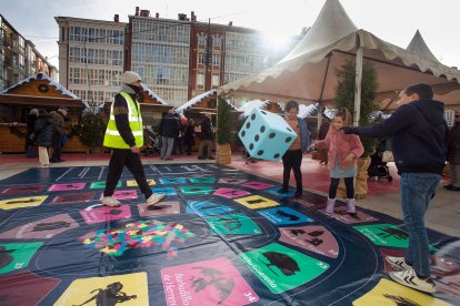 La Feria de Navidad se ubica en la plaza del Rey San Fernando.