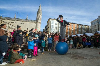 La Feria de Navidad se ubica en la plaza del Rey San Fernando.