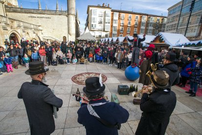 La Feria de Navidad se ubica en la plaza del Rey San Fernando.