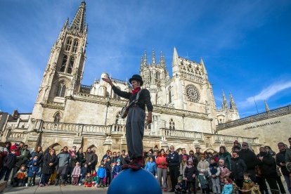 La Feria de Navidad se ubica en la plaza del Rey San Fernando.