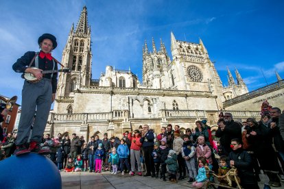 La Feria de Navidad se ubica en la plaza del Rey San Fernando.