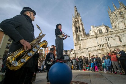 La Feria de Navidad se ubica en la plaza del Rey San Fernando.
