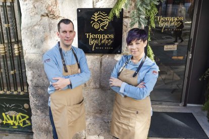 La pareja de sumilleres en la entrada del local.