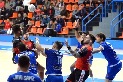 Imagen del partido entre el UBU San Pablo Burgos y el Oviedo.