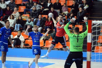 Imagen del partido entre el UBU San Pablo Burgos y el Oviedo.