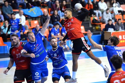 Imagen del partido entre el UBU San Pablo Burgos y el Oviedo.