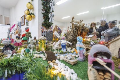 Detalle del belén de ganchillo creado por las Abuelas de Gamonal.