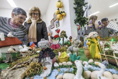 Detalle del belén de ganchillo creado por las Abuelas de Gamonal.
