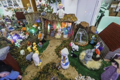 Detalle del belén de ganchillo creado por las Abuelas de Gamonal.