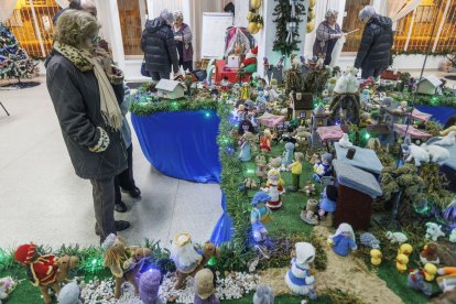 Detalle del belén de ganchillo creado por las Abuelas de Gamonal.