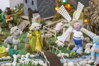 Detalle del belén de ganchillo creado por las Abuelas de Gamonal.