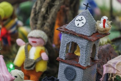 Detalle del belén de ganchillo creado por las Abuelas de Gamonal.