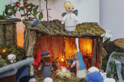 Detalle del belén de ganchillo creado por las Abuelas de Gamonal.