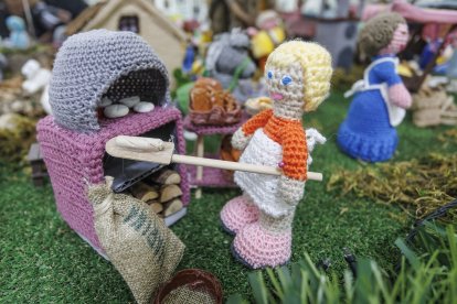 Detalle del belén de ganchillo creado por las Abuelas de Gamonal.